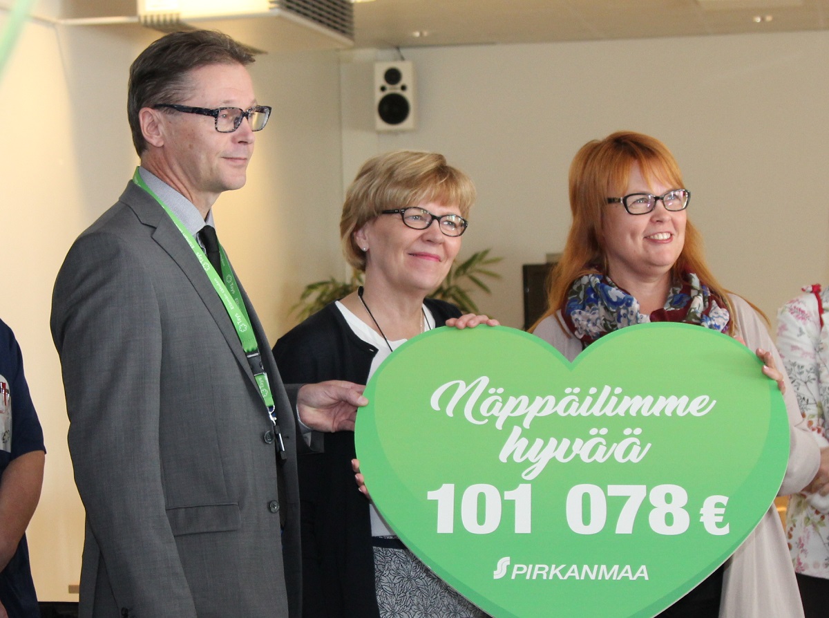 Lahjoituksen vastaanottivat toimialuejohtaja Kari Nieminen, vastuualuejohtaja Marja-Leena Lähdeaho ja ylihoitaja Tarja Heino-Tolonen.