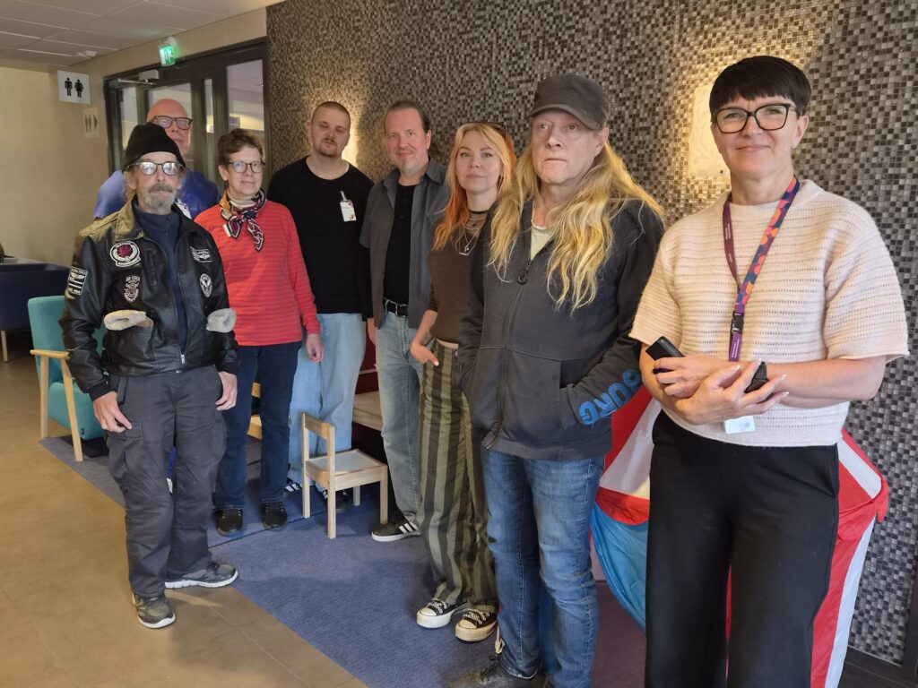 Tilaisuudessa olivat mukana Hate Konttinen, Jarkko Caven, Jari Nieminen, Jenni Mustajärvi ja Riitta Sattilainen. Lahjoitusta vastaanottamassa olivat Taysin lasten- ja nuorisopsykiatrian ylihoitaja Riitta Vento, nuoriso-ohjaajat Pasi Rönkkö ja Vesa Törrönen ja Tays tukisäätiön asiamies Heikki Oksa.